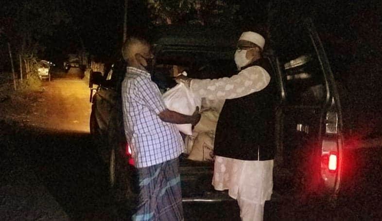 রাতের আধারে ত্রান নিয়ে অসহায় দুস্থ মানুষের বাড়ি উপজেলা চেয়ারম্যান