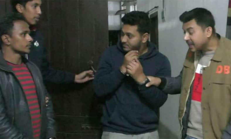 ৮০ হাজার ডলারসহ দুই যুবক আটক