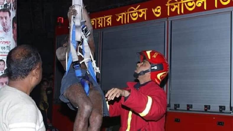 বিল বোর্ডে উঠল পাগল, ১ ঘন্টা অভিযান চালিয়ে নামাল ফায়ার সার্ভিস