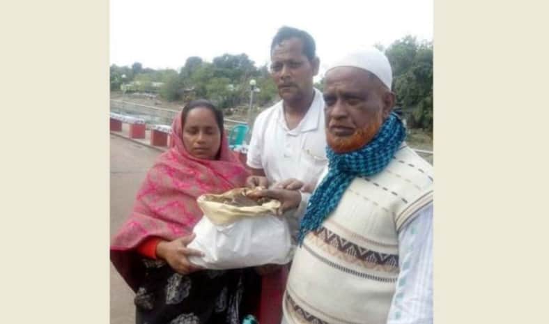 মৃত ভিক্ষুকের গচ্ছিত টাকা মেয়েকে দিলেন ব্যবসায়ী