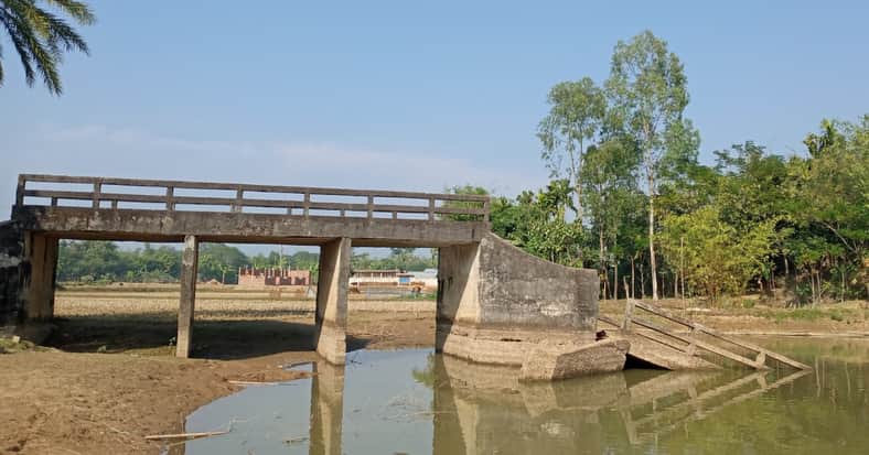 ব্রিজ হয়েছে কিন্তু হয়নি সংযোগ সড়ক, ভোগান্তিতে গ্রামবাসী