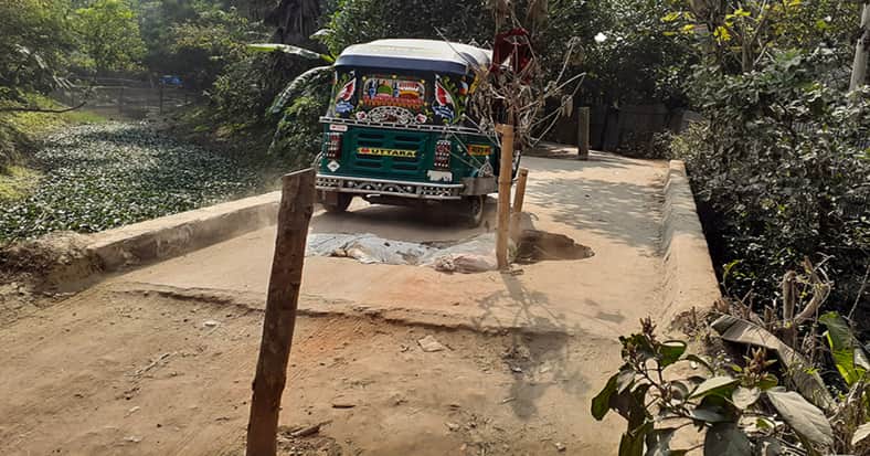 দীর্ঘ ৮ বছর ধরে ভেঙে আছে এই সেতুটি!