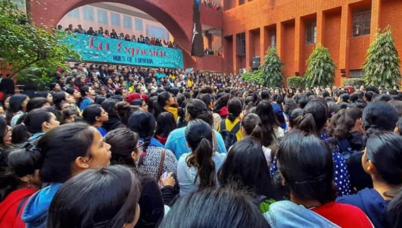 কলেজে ঢুকে হস্তমৈথুন, দেখে শৌচাগারে পালালেন ছাত্রীরা