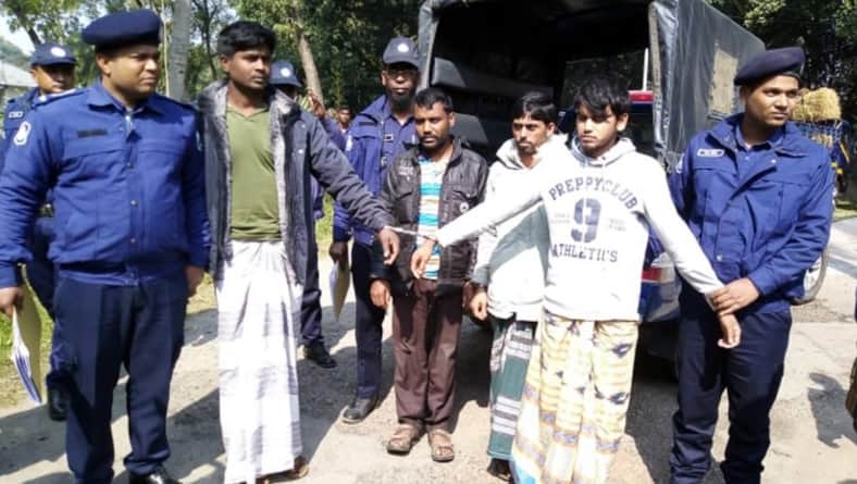 রাস্তায় ব্যারিকেড দিয়ে গরুবোঝাই ট্রাক ছিনতাই