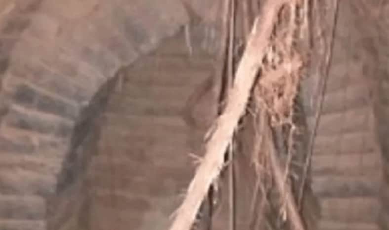 বাড়ির ভিত খুঁড়তেই সন্ধান মিলল রহস্যময় সুড়ঙ্গের