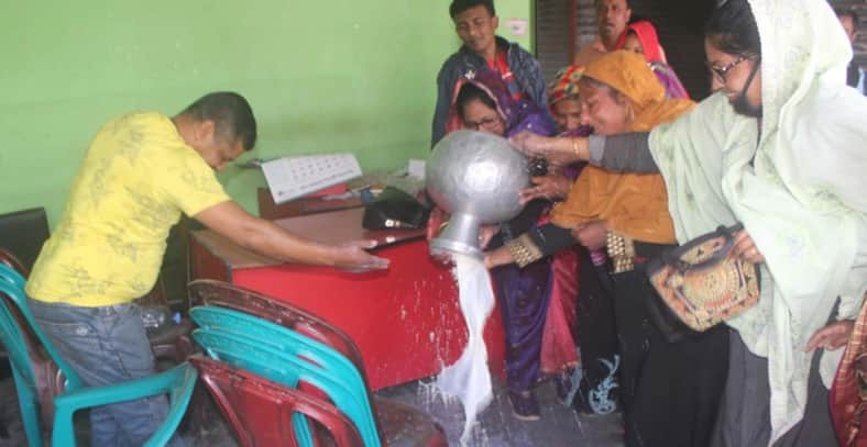 ৪৯ লিটার দুধ দিয়ে পবিত্র করা হলো আ.লীগের ৬ কার্যালয়