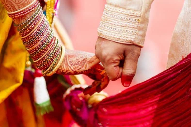 ঘরের মধ্যে প্রেমিক-প্রেমিকা ধরা, বিয়ের ৩ দিনের মাথায় হাসপাতালে নববধূ