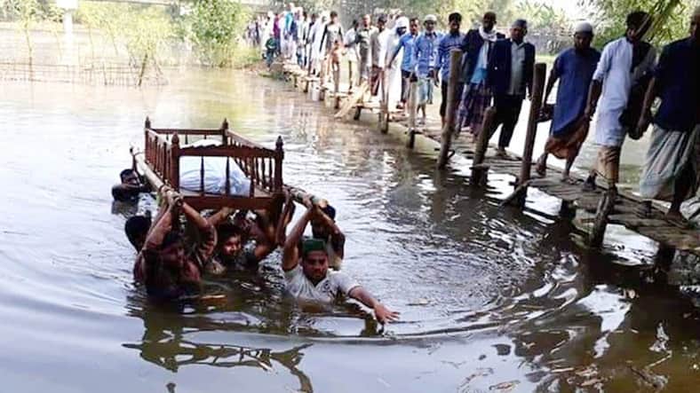 সেতুর অভাবে খালে সাঁতার কেটে নিতে হলো মরদেহ