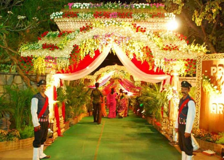 গলফ ক্লাবে গিয়ে রাজকীয় বিয়ে বন্ধ করে দিলো মোবাইল কোর্ট