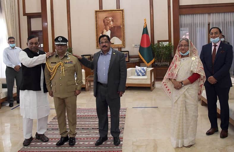 প্রধানমন্ত্রীর উপস্থিতিতে ব্যাজ পরানো হলো নতুন আইজিপিকে
