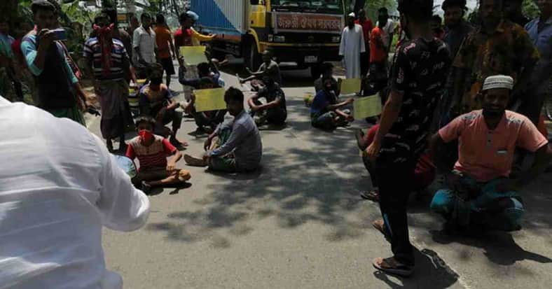 গোপালগঞ্জে ত্রাণের দাবিতে সড়ক অবরোধ