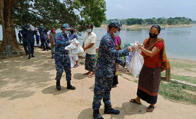 দুর্গম পাহাড়ি এলাকার অসহায় মানুষের কাছে খাদ্যসামগ্রী পৌঁছে দিচ্ছে নৌবাহিনী