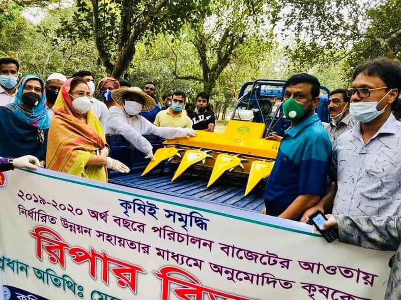 কালীগঞ্জে কৃষক পেল রিপার মেশিন ও সবজি বীজ