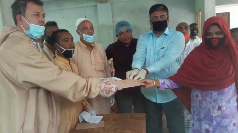 কালীগঞ্জে সাবেক ছাত্রলীগ নেতা ৪৫০ পরিবারকে দিলেন আর্থিক ও খাদ্য সহায়তা