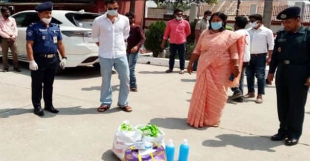 কয়েদিদের জন্য সুরক্ষা সামগ্রী নিয়ে গেলেন মাশরাফি