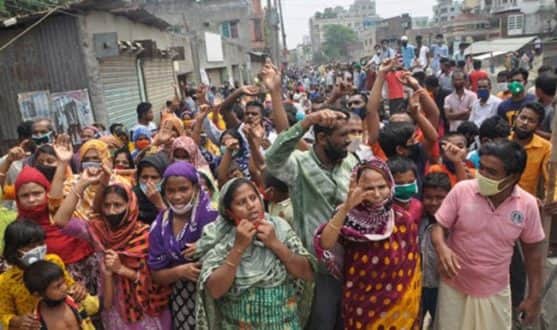 নারায়ণগঞ্জে ত্রাণের দাবিতে চেয়ারম্যান বাড়ি ঘেরাও