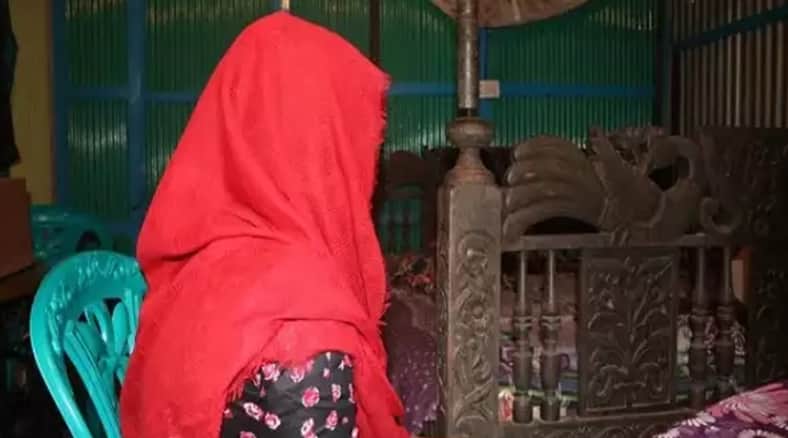 করোনার মধ্যেই প্রেমিকের বাড়িতে গিয়ে অনশন, মধ্যরাতে বিয়ে