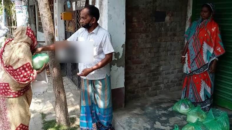 ত্রাণ না পেয়ে ক্ষোভে দুঃখে ঋণ করে উল্টে ত্রাণ বিতরণ