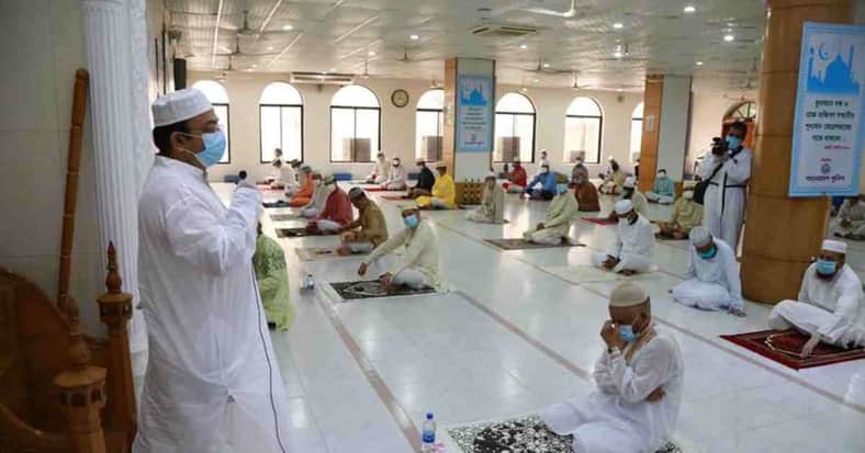 রাজারবাগ পুলিশ মসজিদে ঈদের নামাজ আদায় করলেন আইজিপি