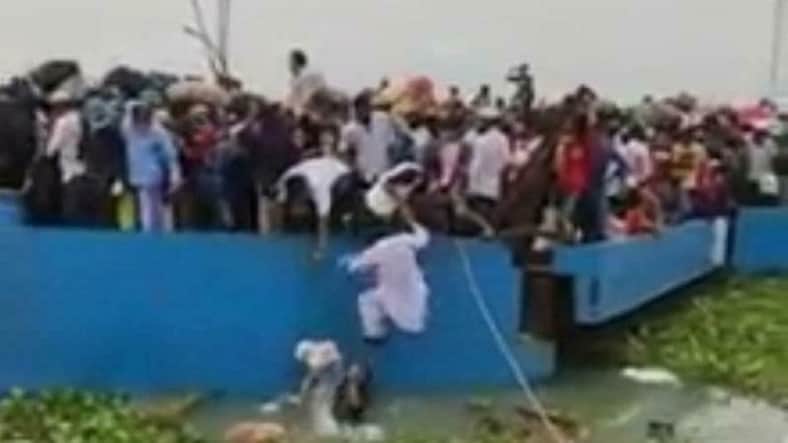 পাটুরিয়া ফেরিঘাটে যাত্রী বোঝাই ট্রলার ডুবি