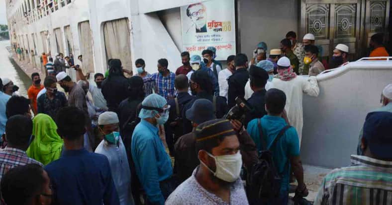 স্বাস্থ্যবিধি না মেনে রাজধানীমুখী লঞ্চে উপচে পরা ভিড়