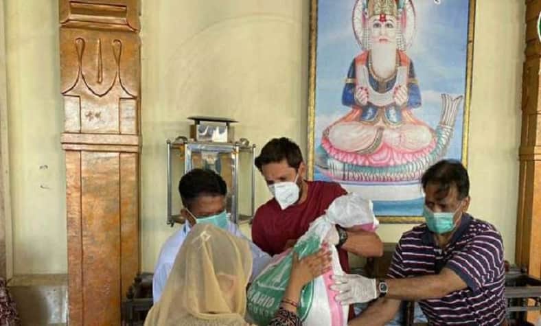 মন্দিরে গিয়ে হিন্দুদের মাঝে খাবার বিলি করলেন আফ্রিদি