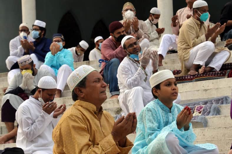 সারাদেশে ভিন্ন পরিবেশে উদযাপিত হচ্ছে পবিত্র ঈদুল ফিতর