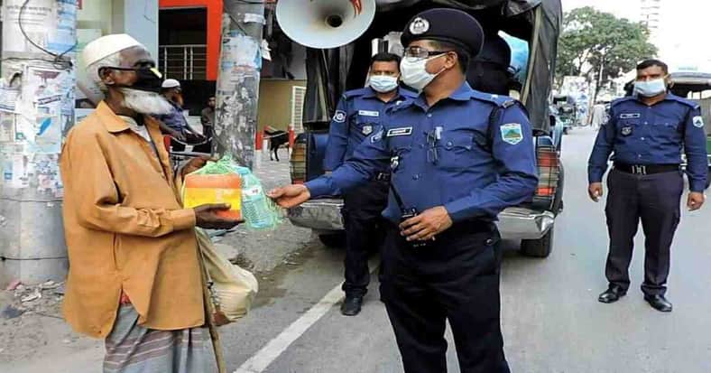 প্রতিদিন ৩০০ মানুষের মধ্যে ইফতার বিতরণ করছে নওগাঁ পুলিশ