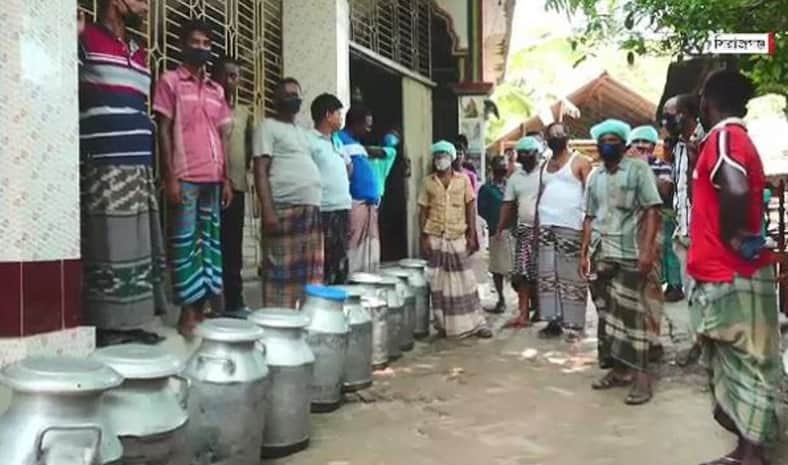 সিরাজগঞ্জে প্রান্তিক খামারিদের তরল দুধ কিনছে র্যাব