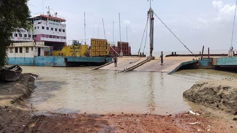 হাঁটুপানিতে ডুবে গেল পাটুরিয়া ফেরিঘাট