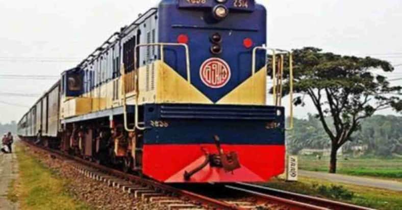 ২ মাস পর ‘বেনাপোল এক্সপ্রেস’ বেনাপোল থেকে ঢাকার উদ্দেশ্যে ছেড়ে গেল