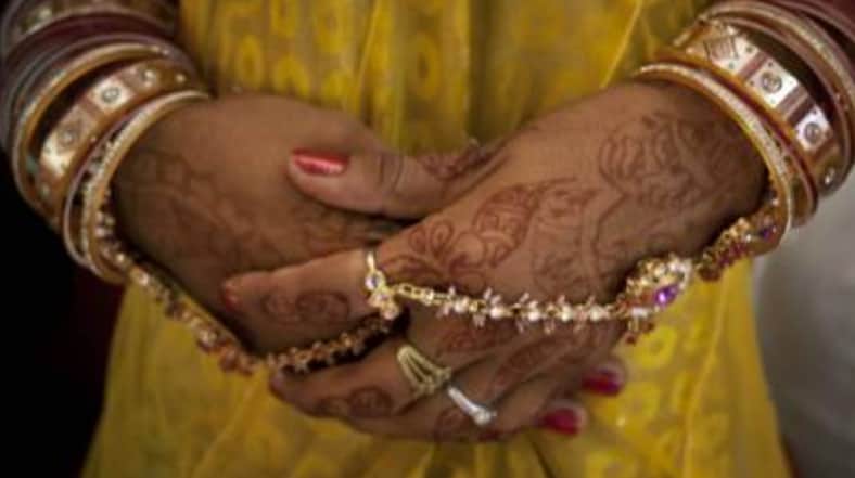 ভাগিনাকে ডেকে এনে খালার সাথে বিয়ে দিলেন গ্রামের মাতব্বররা