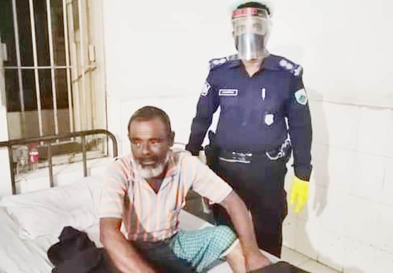 করোনা সন্দেহে বৃষ্টির মধ্যে স্বামীকে ঘরে ঢুকতে দিল না স্ত্রী