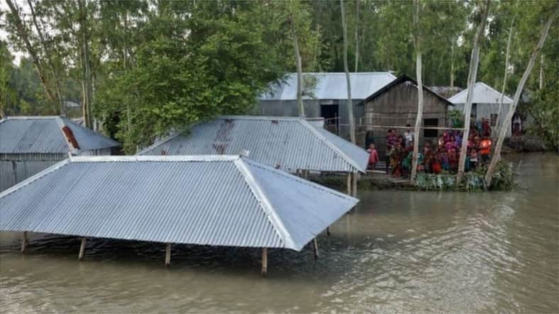 দীর্ঘস্থায়ী বন্যায় ক্ষতিগ্রস্ত প্রায় অর্ধকোটি মানুষ