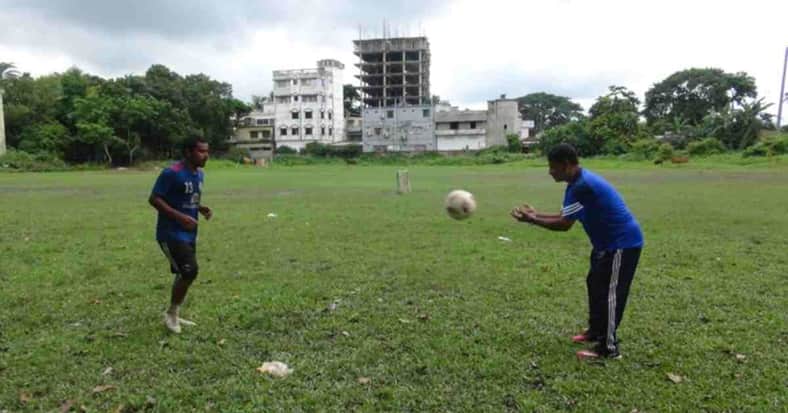 ইংল্যান্ডের ম্যানইউতে প্রশিক্ষণ পাওয়া ফুটবলার এখন পরিচ্ছন্নতাকর্মী