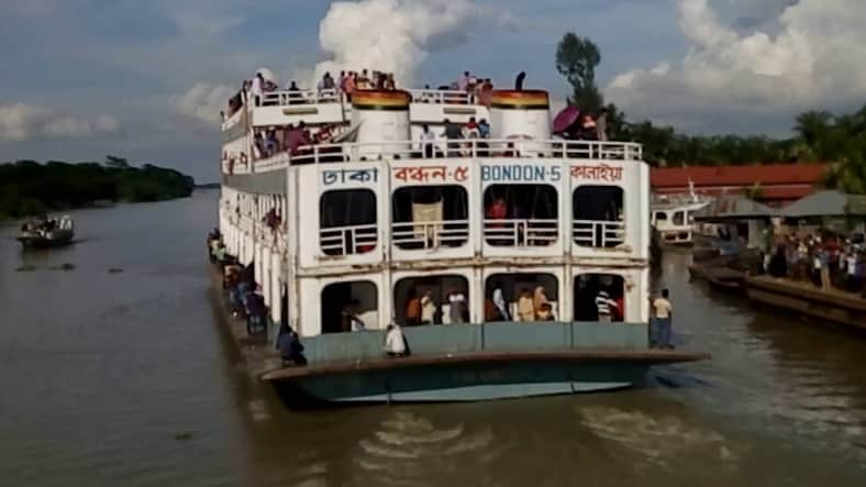 মেঘনায় ২ লঞ্চের সংঘর্ষ, অল্পের জন্য প্রাণে বাঁচলেন সহস্রাধিক যাত্রী