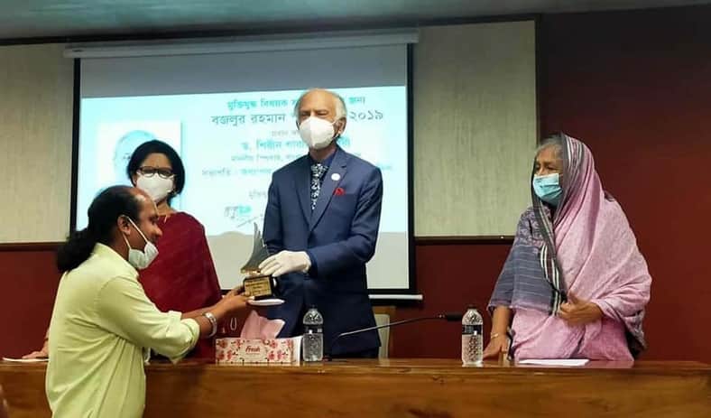 সাংবাদিক ইজাজ মিলন আবারও পেলেন “বজলুর রহমান স্মৃতি পদক”