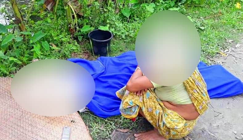 রাস্তায় স্বামীর মরদেহের পাশে বসে কাঁদছে স্ত্রী, এগিয়ে আসেনি কেউ