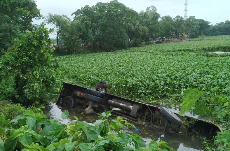 কালীগঞ্জে দুই বাসের মুখোমুখি সংঘর্ষে বাস খাদে, এক নারীর মৃত্যু