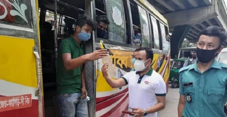 গণপরিবহনে স্যানিটাইজারের নামে দেয়া হচ্ছে পানি
