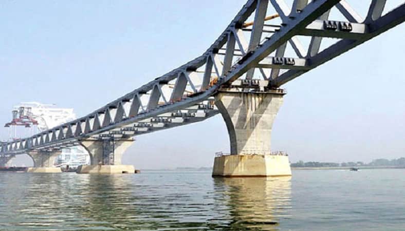 পদ্মা সেতুর পিলারের সঙ্গে ধাক্কায় ডুবল দুই বাল্কহেড