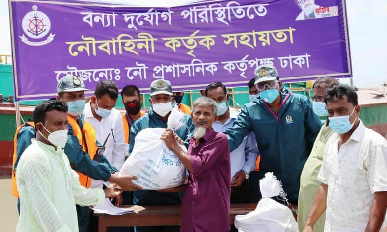 ধামরাই উপজেলার বন্যাদুর্গত এলাকায় নৌবাহিনীর খাদ্য ও চিকিৎসা সহায়তা