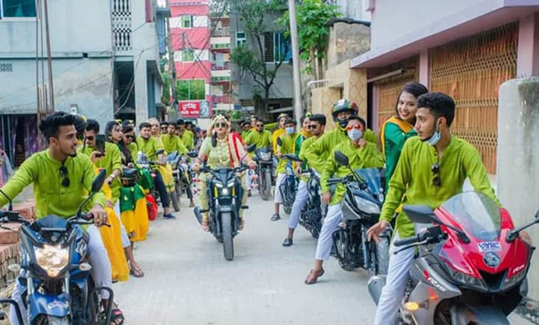 চরিত্র নিয়ে বাজে কথা, বিচার চাইলেন বাইকার নববধূ
