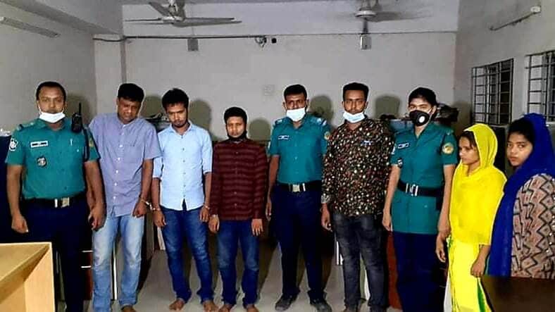 বাসায় ডেকে নিয়ে অভিনব কায়দায় ছিনতাই করেন তারা