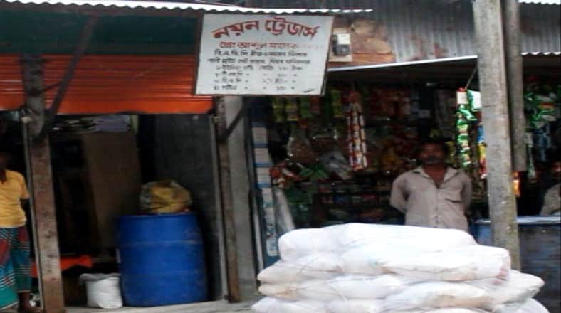 কৃষকের সার আত্মসাতের ব্যর্থ চেষ্টা চেয়ারম্যানের