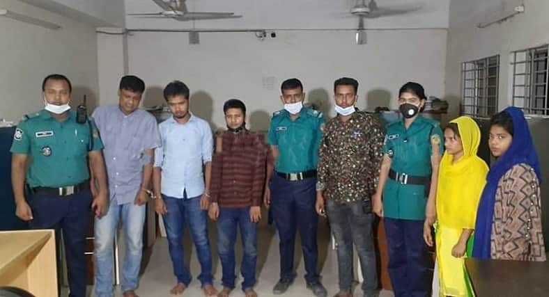 উলঙ্গ করে ছবি তুলে ব্ল্যাকমেইল করতো তারা