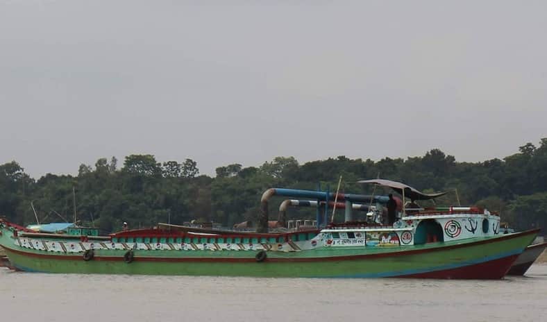 কালীগঙ্গা নদীতে বালু উত্তোলন: দিশেহারা কয়েকশ পরিবার