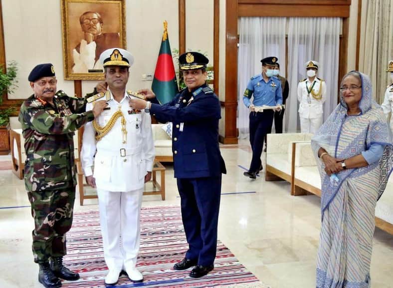 নৌপ্রধানকে এডমিরাল র্যাংক ব্যাজ পরালেন সেনা ও বিমান বাহিনী প্রধান