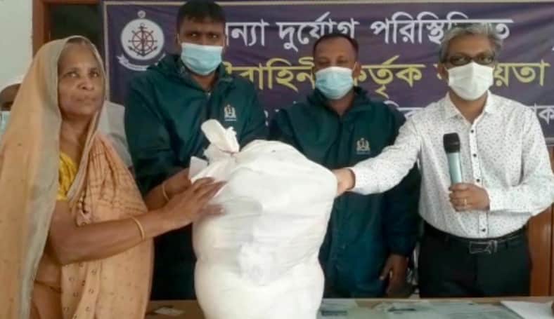 মুন্সীগঞ্জের বন্যাদুর্গত এলাকায় খাদ্য ও চিকিৎসা সহায়তা দিল নৌবাহিনী