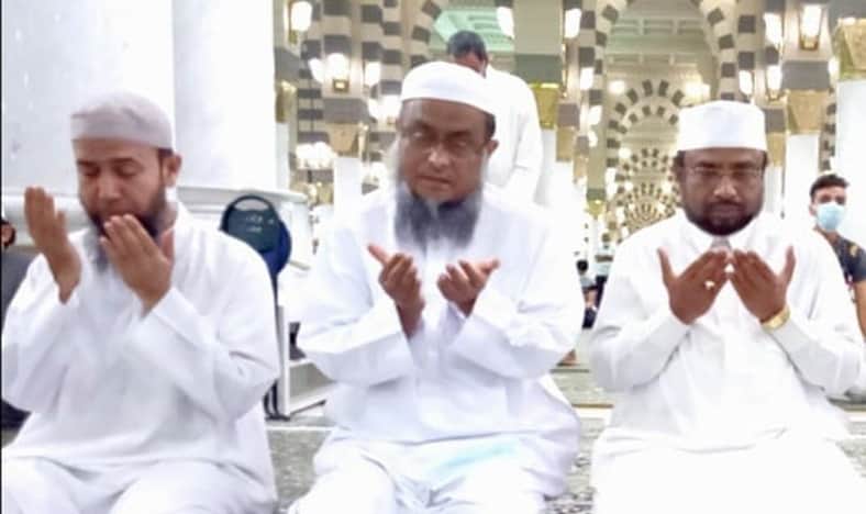 আল্লামা শফীর জন্য মসজিদে নববিতে দোয়া